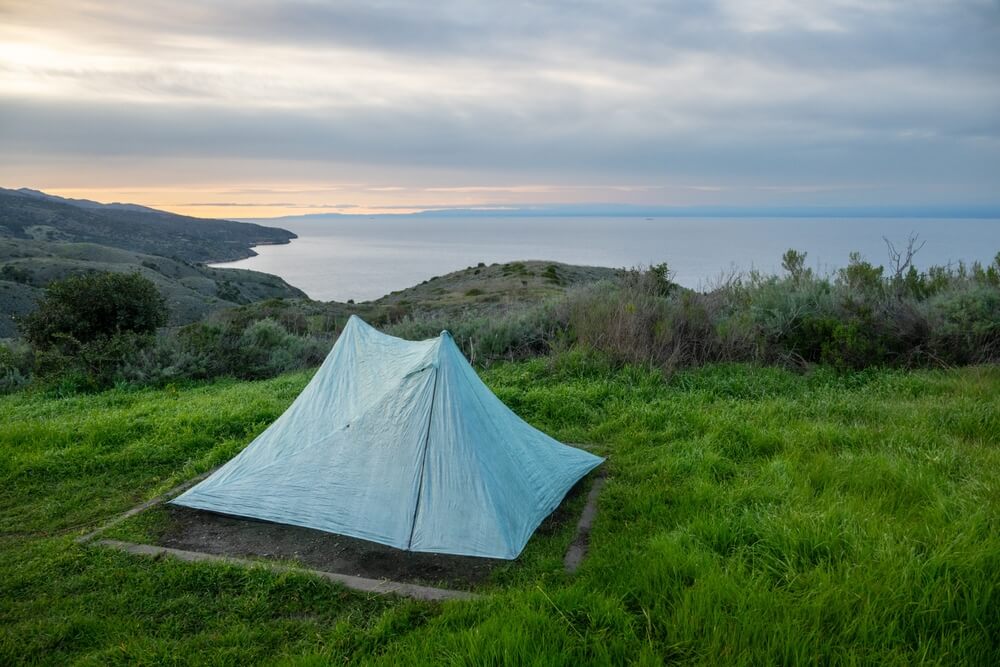 Casa de campaña instalada en un área de camping con vista al océano en California, cerca de San Diego y Los Ángeles.