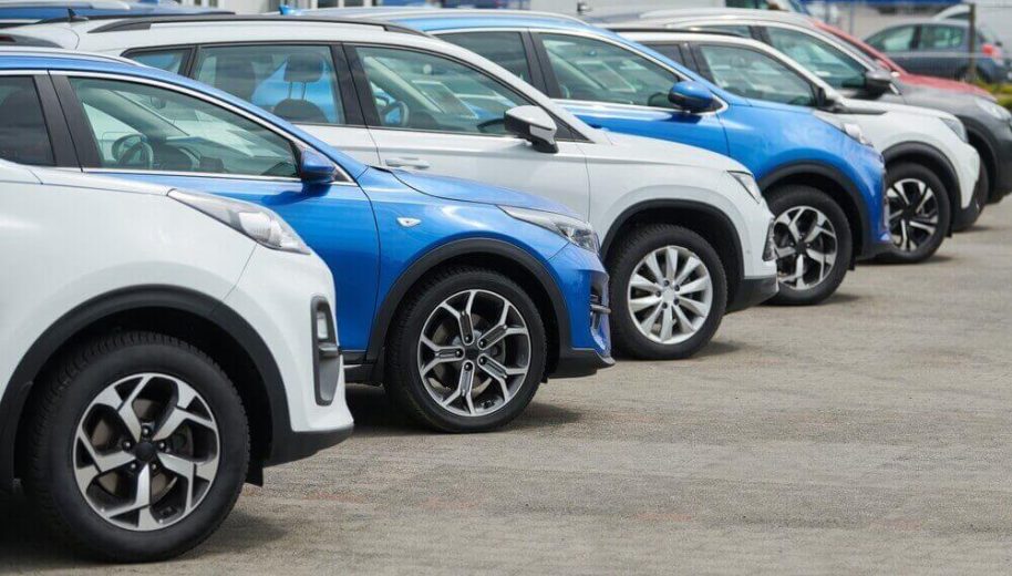 Fila de vehículos disponibles para comprar carros en subasta, con distintas opciones de modelos y precios.