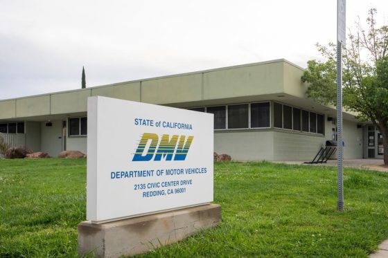 Edificio del Departamento de Vehículos Motorizados (DMV) de California con letrero oficial, representando una cita en el DMV California para trámites de licencia o registro