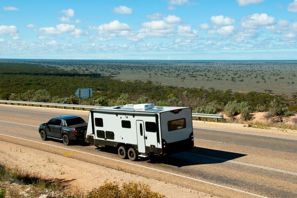 Casa rodante o RV en una carretera vacía -  Vacaciones en casa rodante - Cost-U-Less