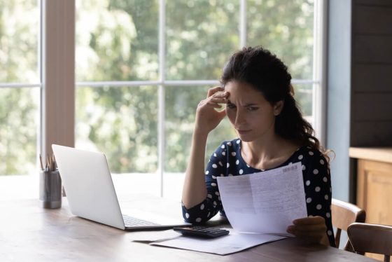 Mujer preocuparda por hacer errores comunes durante Open Enrollment - Cost-U-Less