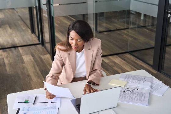 Persona evaluando una prima de riesgo - Cost-U-Less