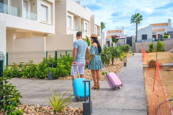 Pareja llegando a un Airbnb o VRBO que tiene un seguro de alquiler a corto plazo