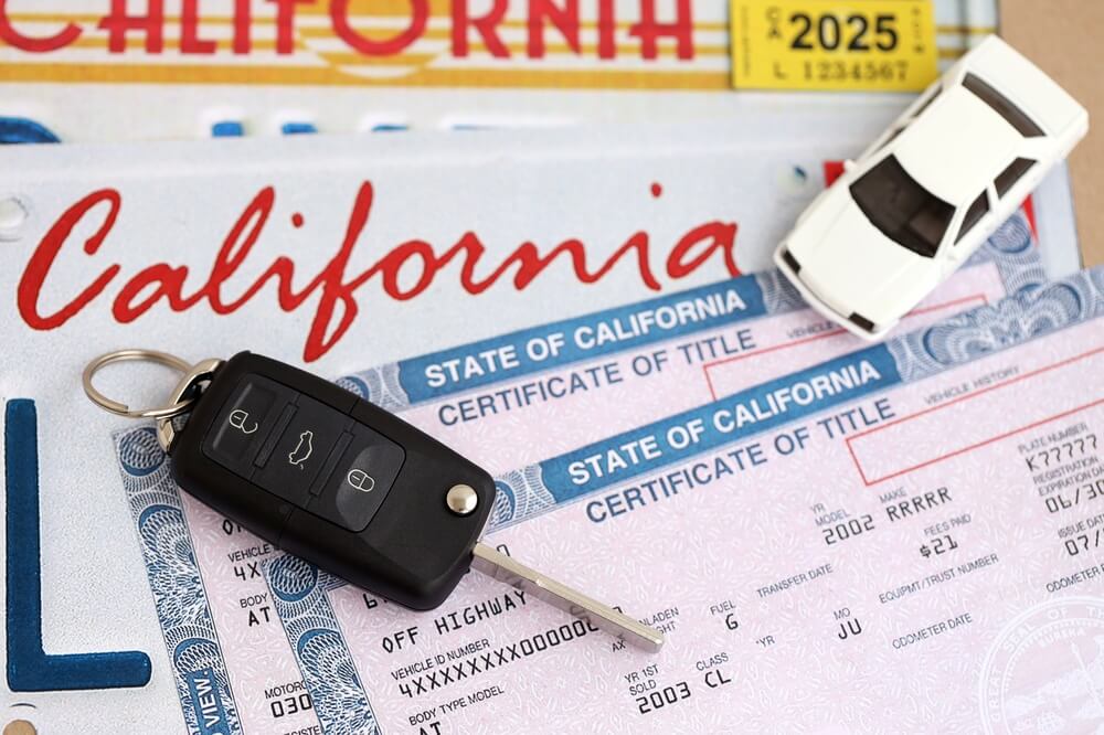 Título de vehículo de California junto a llaves y documentos oficiales, mostrando la información necesaria para completar una venta de automóvil en California.