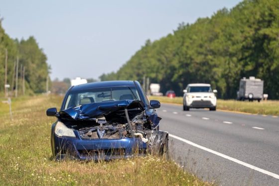 Auto gravemente dañado tras un accidente, ejemplo de un vehículo que podría considerarse inservible sin tramitar la baja ante el DMV y mantener un seguro de auto.