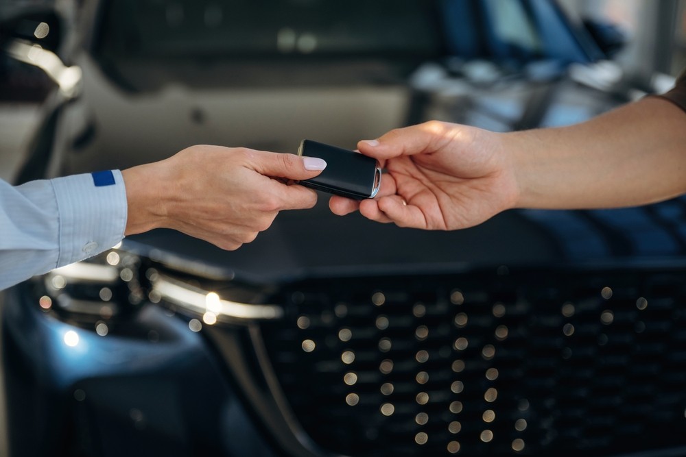 Entrega de llaves de un vehículo entre particulares al comprar un auto usado para asegurar.