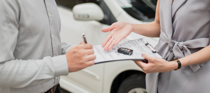 auto agent carries out operations and signing document with client